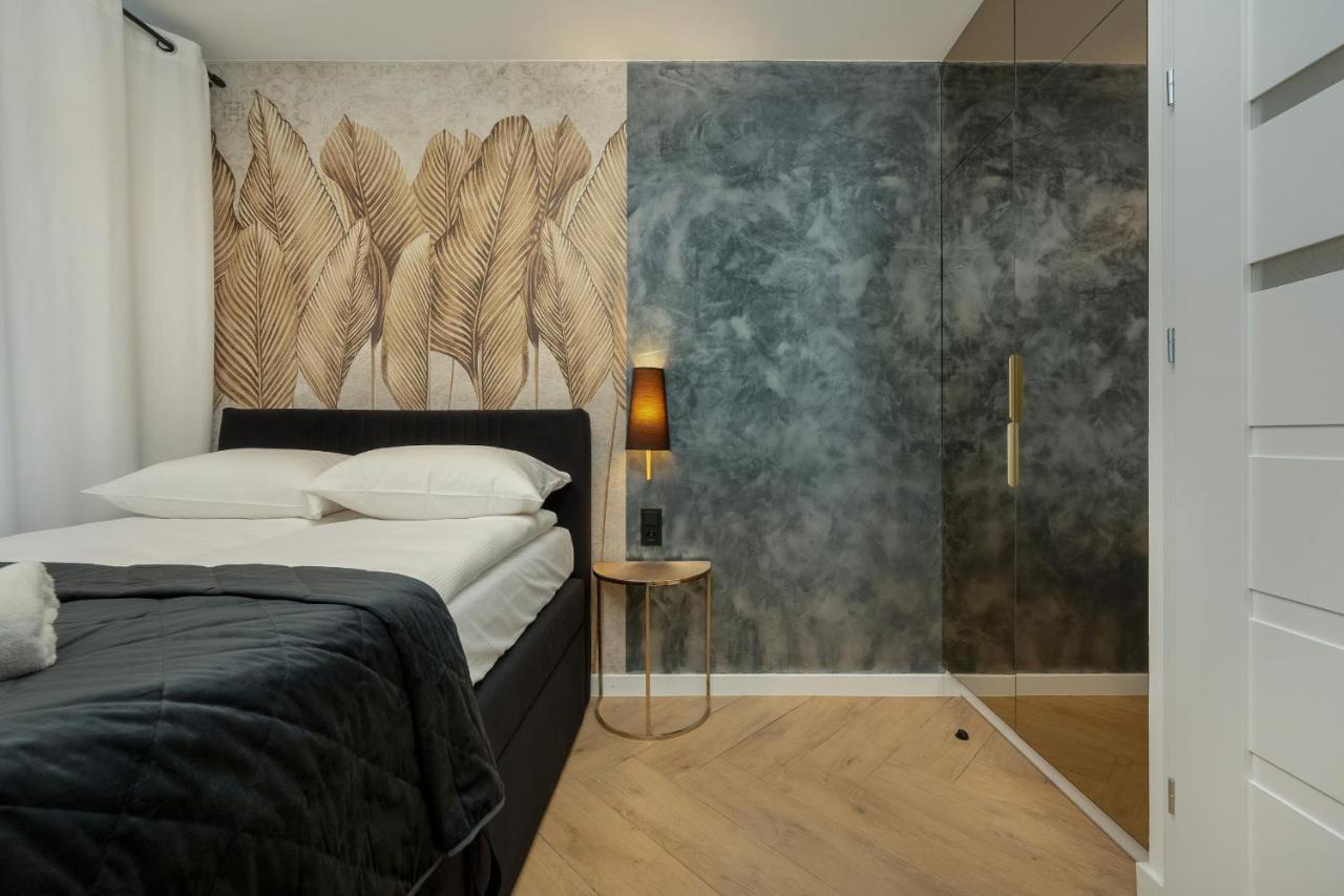 Black And Beige With Balcony And Parking In By Renters Apartament *