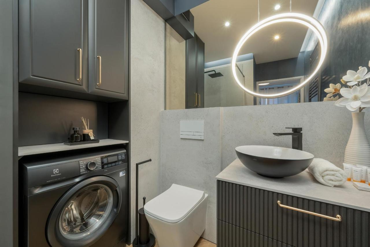Black And Beige With Balcony And Parking In By Renters *