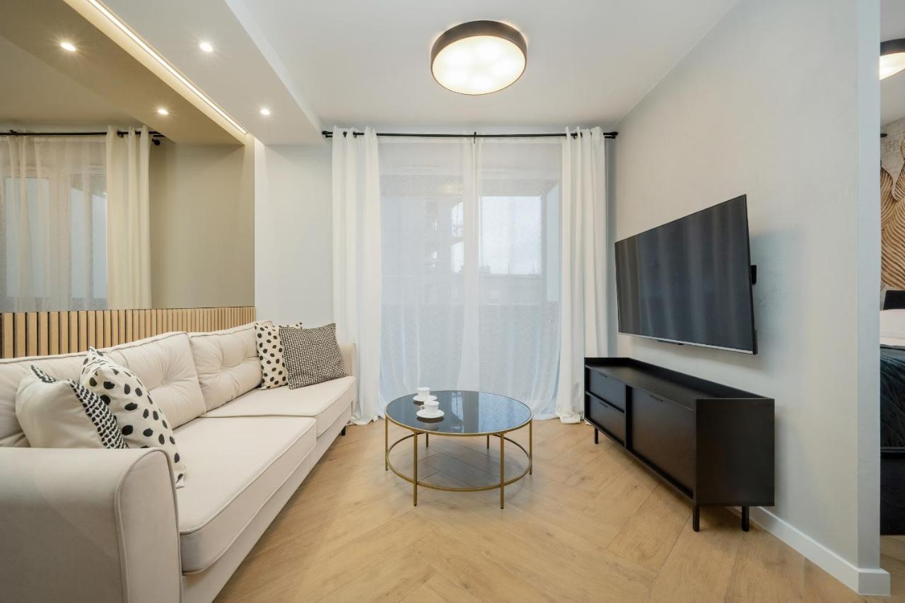 Black And Beige With Balcony And Parking In By Renters Apartament