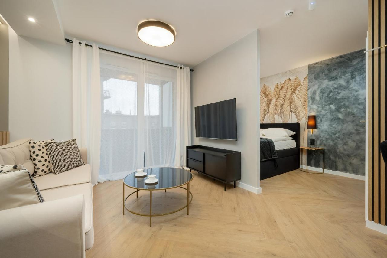 Black And Beige With Balcony And Parking In By Renters