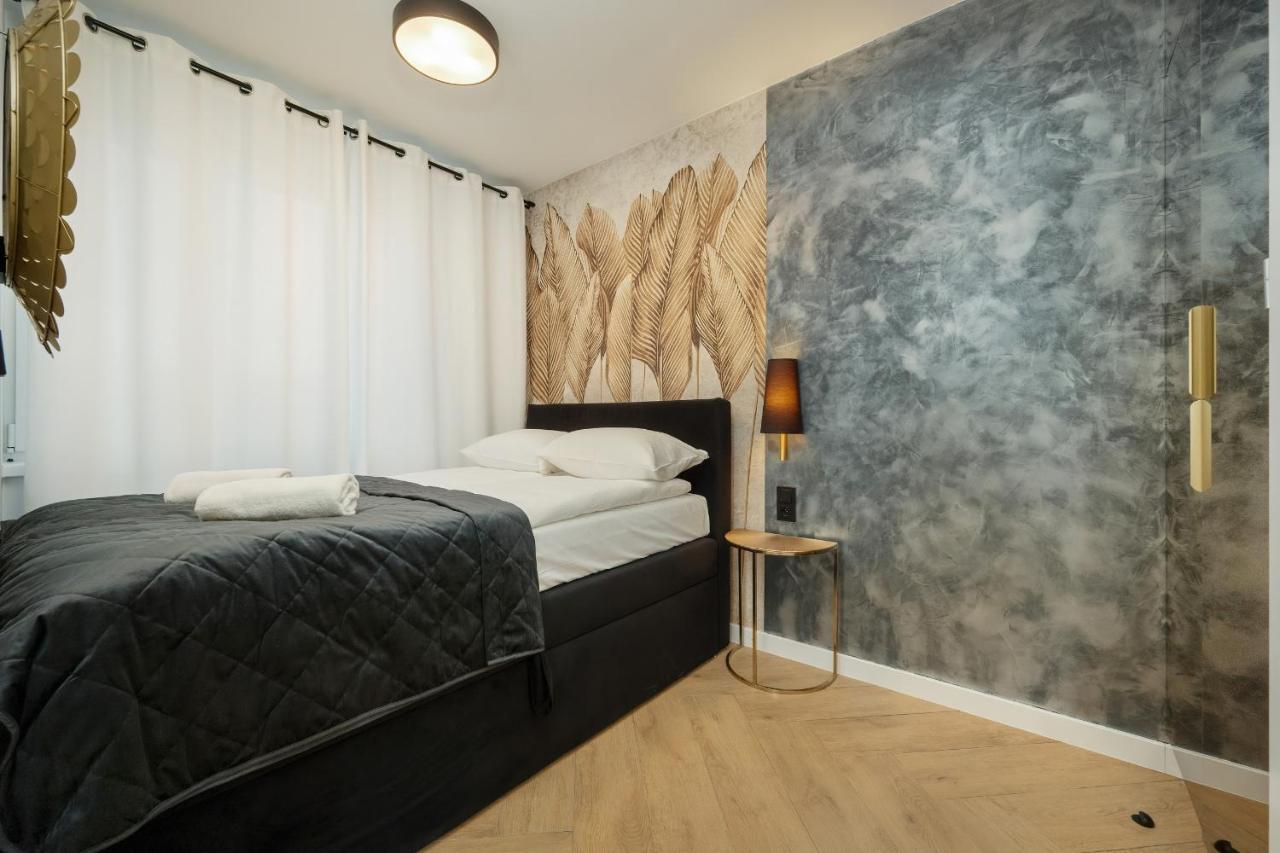 Black And Beige With Balcony And Parking In By Renters